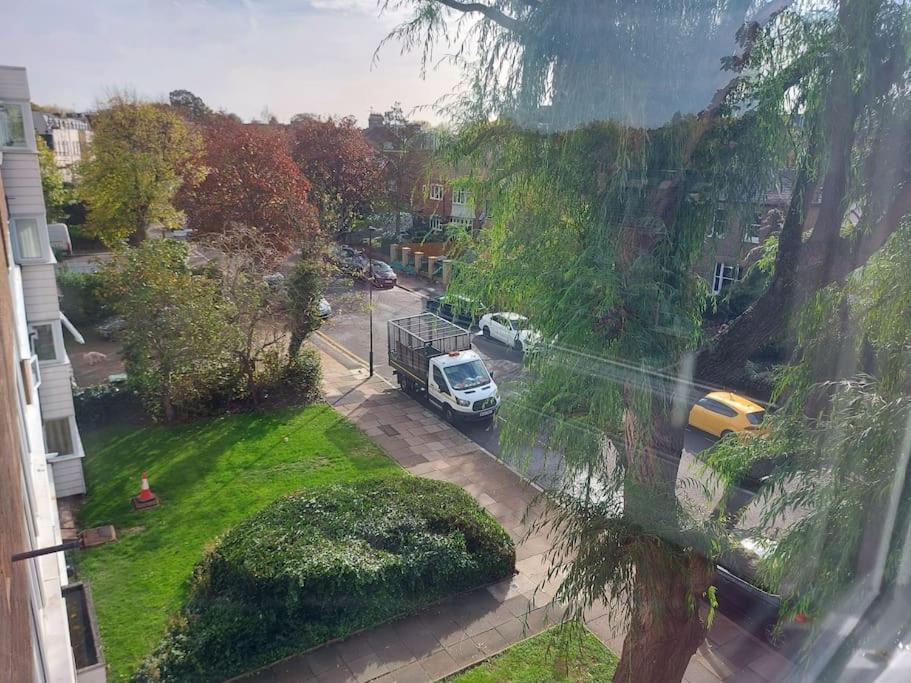 2 Bed Flat, Bounds Green, Piccadilly Line, London N11 Dış mekan fotoğraf