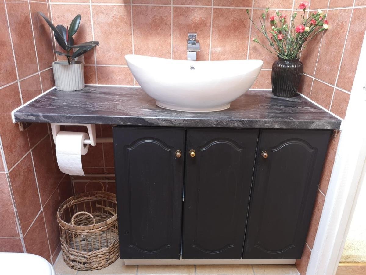 2 Bed Flat, Bounds Green, Piccadilly Line, London N11 Dış mekan fotoğraf