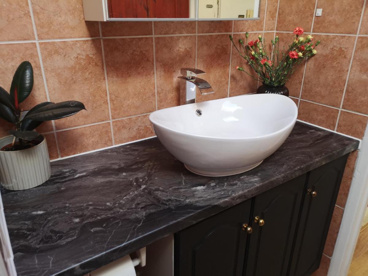 2 Bed Flat, Bounds Green, Piccadilly Line, London N11 Dış mekan fotoğraf